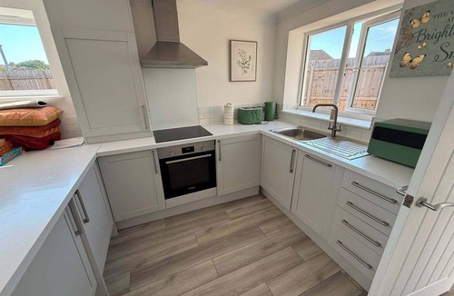Honiton House | New 2BR Open Plan Bungalow With Free Parking