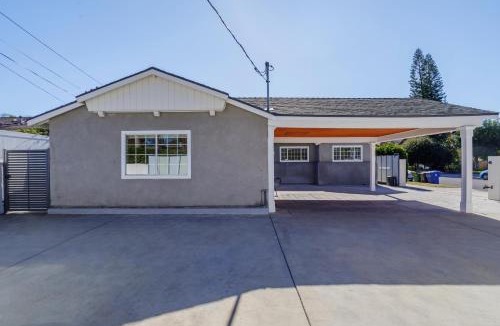 Valley Glen House | New 5 bed w/hot tub close to Universal sleeps 12