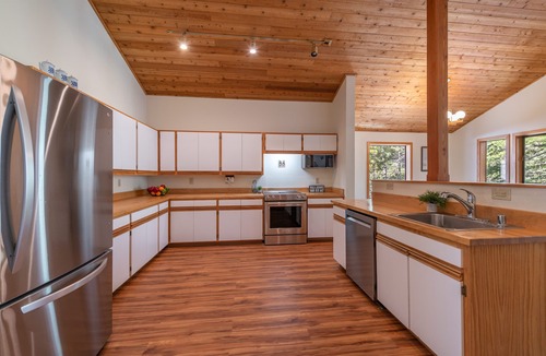Alpine Meadows House | ~New~Alpine Meadows Base Camp, Walk to Hiking Trails, Ski Shuttle Avail.