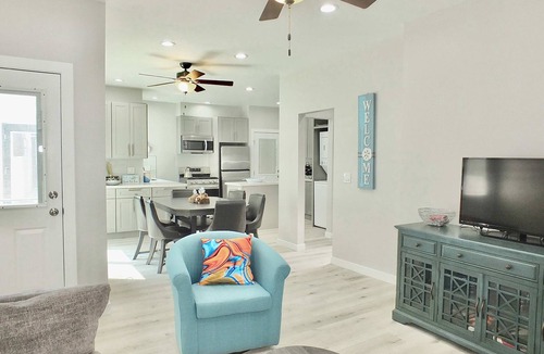Peninsula Condo | New Beach & Bay Retreat Full of Amenities!