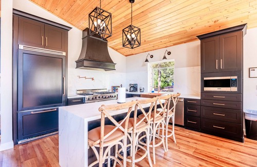 Boulder Bay Cabin | New! Bearadise~BoulderBaycation~lakefront w/dock