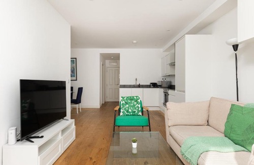 Anerley Apartment | New! Bright 2BR Flat with Patio