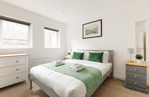 Anerley Apartment | New! Bright 2BR Flat with Patio