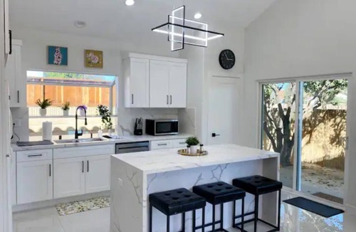 Fountain Valley House | *NEW* Bright + Cozy 3BR/3BA w/ Private Patio NEAR DISNEYLAND + THE BEACH!