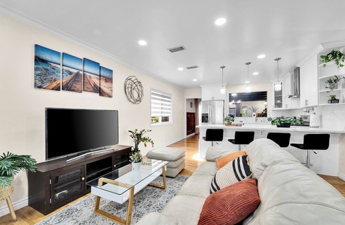 Madrona House | NEW-by the Beach, KingBed, 11miles to LAX, 5b in Torrance fast WiFi & AC