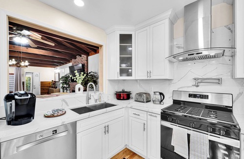Madrona House | NEW-by the Beach, KingBed, 11miles to LAX, 5b in Torrance fast WiFi & AC