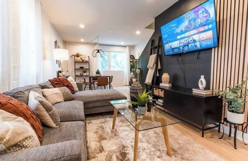 East Hollywood House | New Calm & Cozy 2bd Townhome 10 min from Universal