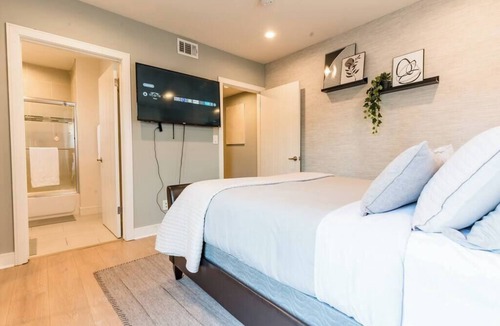 East Hollywood House | New Calm & Cozy 2bd Townhome 10 min from Universal