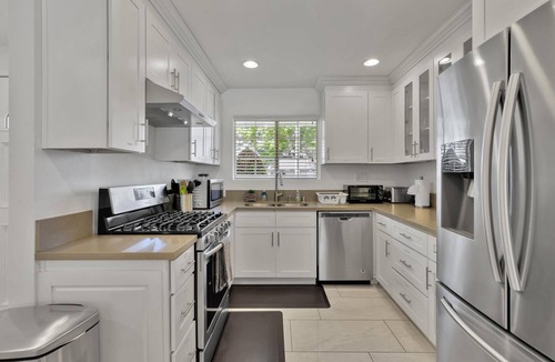 Southwest Anaheim House | New Cheerful Stylish Villa - Pool, Spa, Mini Golf, Fire pit, Walk to Disneyland