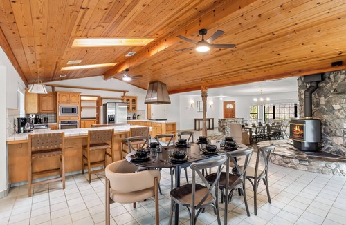 Ahwahnee House | NEW - Fire pit - Game room - Sleeps 14 - 40 acres