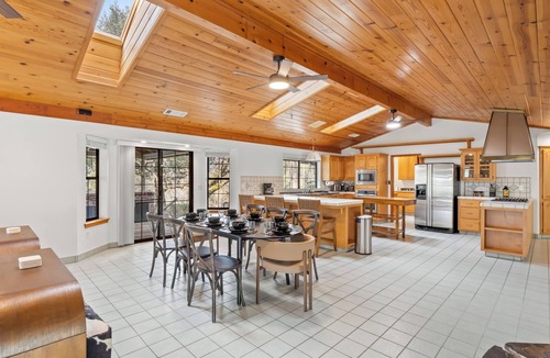 Ahwahnee House | NEW - Fire pit - Game room - Sleeps 14 - 40 acres