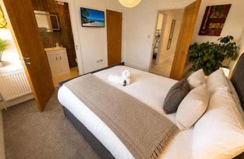 Walkford House | New Forest and Beach Gateway with Garden - Hot Tub and Parking - Three Bedrooms - Sleeps 7