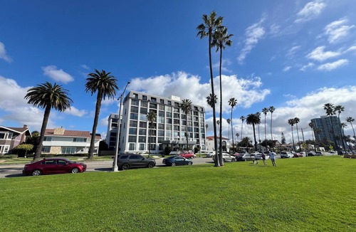 Alamitos Beach Condo | NEW fully remodeled apt in Long Beach