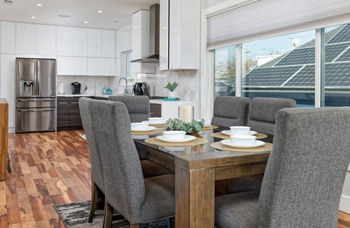 West Oakland House | New! Gated | 2 Living Rooms and Kitchens + Jacuzzi! Must See!