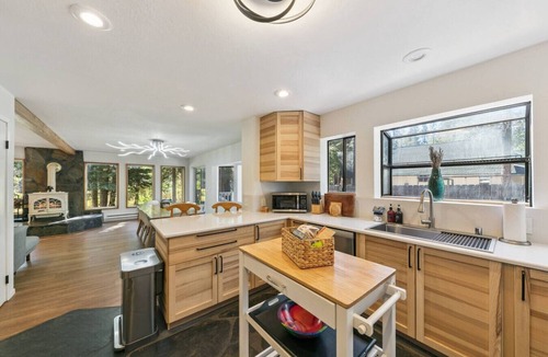 Christmas Valley House | *NEW* Hot Tub + Fire Pit + Playground