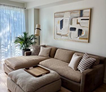 Sherman Oaks Apartment | New Luxe 3B 3Bath Townhouse