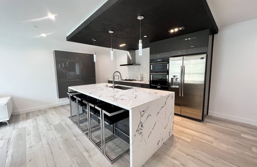 Van Nuys House | *NEW* LUXURIOUS LA HOME (Private Rooftop, Outdoor TV, Firepit, etc.)