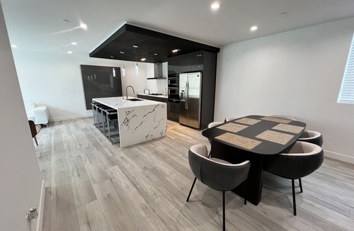Van Nuys House | *NEW* LUXURIOUS LA HOME (Private Rooftop, Outdoor TV, Firepit, etc.)