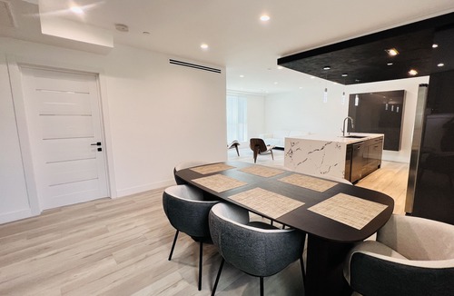 Van Nuys House | *NEW* LUXURIOUS LA HOME (Private Rooftop, Outdoor TV, Firepit, etc.)
