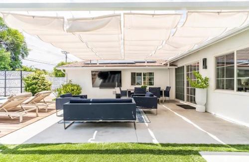 Los Angeles County House | New luxury entertaining house with Pool Spa Sauna Tesla charger Pets