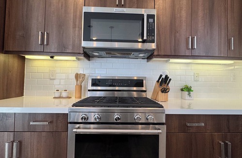Downtown House | NEW! Modern Coastal Escape 3BD/2.5BA