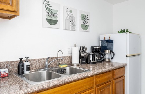 Rowland Heights House | NEW- Modern Guesthouse with King Bed and Kitchen
