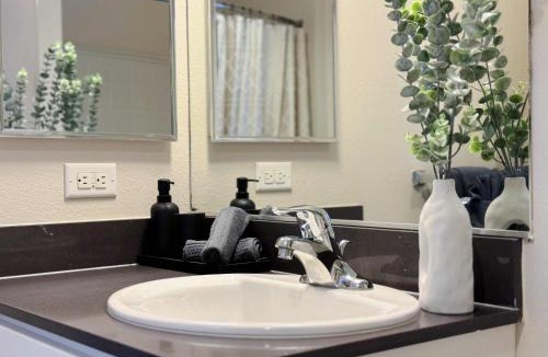 Lyon Street Apartment | New Oasis Near Disneyland Pool Gym Free Parking