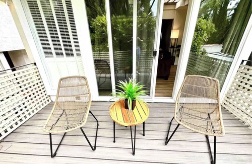 North of Wilshire Apartment | New Quiet Renovated 2BD/1BA