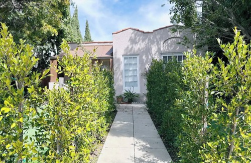North of Wilshire Apartment | New Quiet Renovated 2BD/1BA
