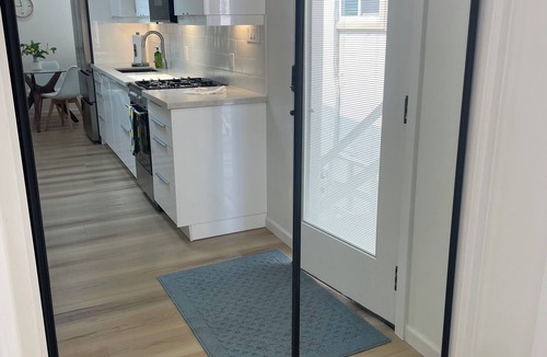 South Mission Beach Apartment | New remodeled 1 bed apartment with AC/parking/onsite laundry 1 minute to sand!