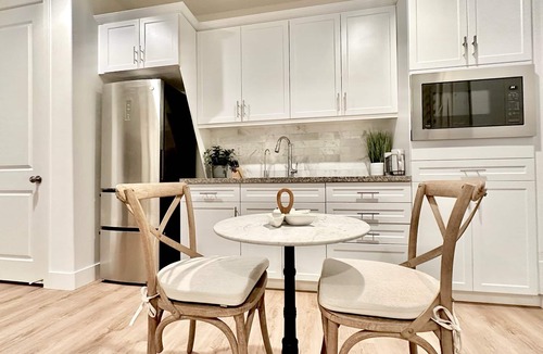 Riverside Villa | New Safe 1 Bedroom Retreat King Bed Washer Wifi in Quiet UpScale Riverside Hills