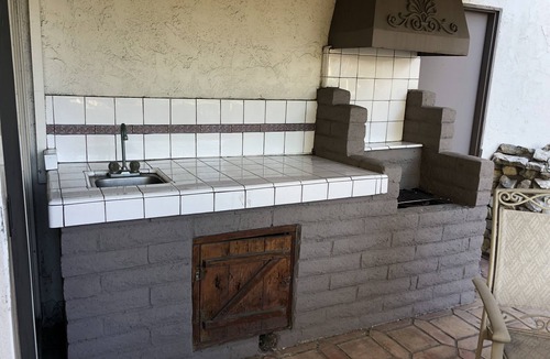 Santa Ana Heights House | New*South Coast Metro*Pool*15 min Newport Beach