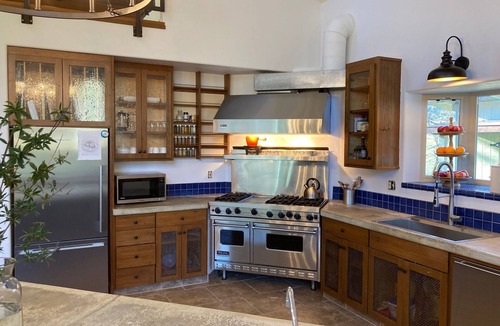 Willits House | NEW! Stellar Jay Valley oasis-pool & hot tub!