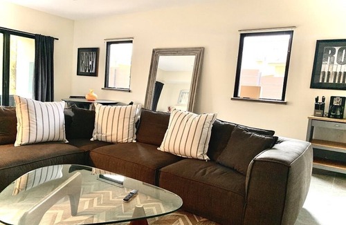 Larchmont Apartment | New Studio Apartment in Larchmont Village