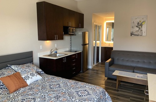 Mission Hills Hotel | Newer private Studio in a great location
