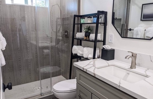 Simi Valley House | Newly built guest house with full kitchen and washer/dryer
