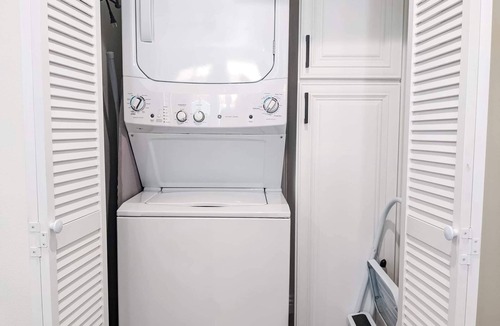 Simi Valley House | Newly built guest house with full kitchen and washer/dryer