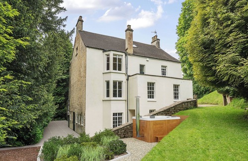 Stroud House | Newly refurbished grand Victorian residence in the Cotswolds sleeping up to 21 across 7 bedrooms, with woodfired hot tub and fire pit. Period elegance meets contemporary comfort in the wooded Toadsmoor Valley, perfect for groups and gatherings.