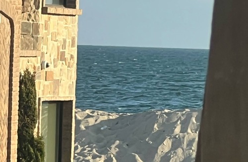 Peninsula Apartment | Newly remodeled beach cottage steps to the sand with Ocean view. New everything!