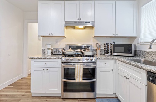 Placentia House | Newly Remodeled Chic 2BR Home -Wifi, Smart TV, Kitchen & Parking near Disneyland
