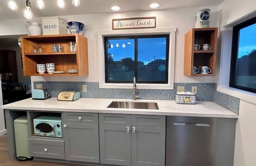 Caspar House | NEWLY REMODELED! Pebble Palace! ★OCEANFRONT★ HOT TUB ★ WOW VIEWS★