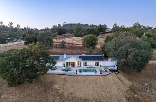 Mariposa House | Newly Remodeled, Pool, Hot Tub, Fire Pit, Views, Privacy, with 2 Master Suites!
