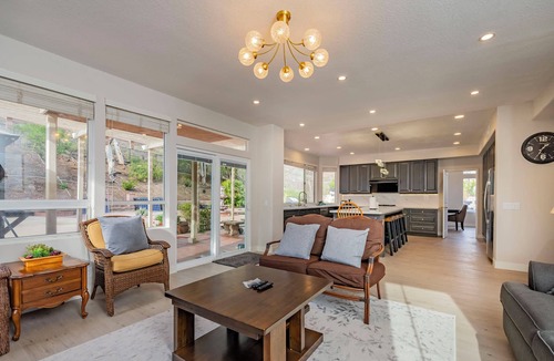 Valle Lindo House | Newly Remodeled Suburban House