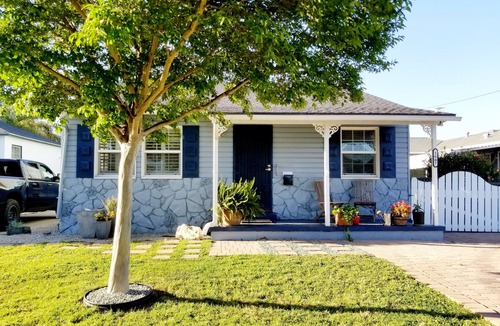 Harbor Gateway South House | Newly renovated 2 bedroom/1bath with a study and charming outside patio