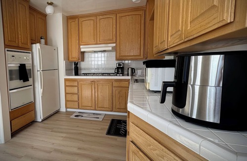 Del Aire House | Newly renovated 3 bdr home. Just 15 min to the beach, 24 hour pancakes & SpaceX.