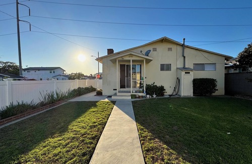 Del Aire House | Newly renovated 3 bdr home. Just 15 min to the beach, 24 hour pancakes & SpaceX.