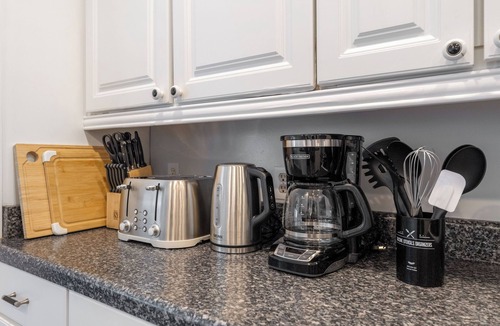 Sherwood Forest and Thistle Development House | NEWLY RENOVATED! 5 mins away from Disneyland! Modern and Comfort Dream Home!