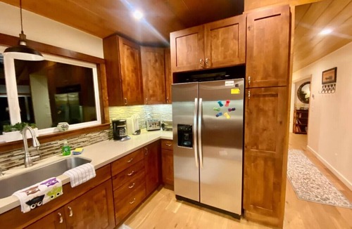 Chamberlands Cabin | Newly Renovated Family Lake House, Private Beach!