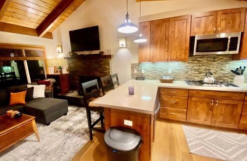 Chamberlands Cabin | Newly Renovated Family Lake House, Private Beach!