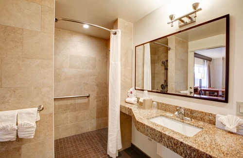 Newport Shores Hotel | Newport Channel Inn - Near Huntington State Beach